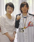 堀ノ内町出身の女子野球選手・吉井萌美さん（右）のＷ杯優勝を祝福する林市長（昨年9月）