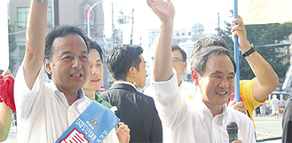 島村氏（左）の応援で菅氏が横浜橋通商店街を訪れた