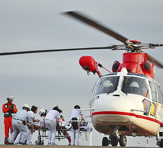 ヘリコプターで患者を輸送する訓練