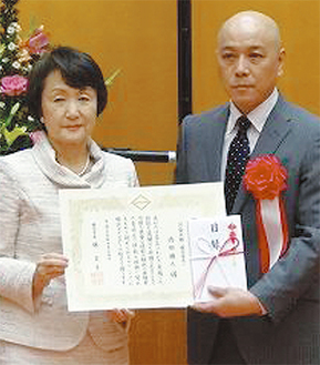 林市長（左）から賞状を受け取る内田さん
