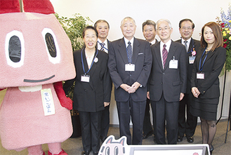 山口区長（前列右から2人目）と表彰を受けた（前列左から）古庄さん、宮嵜さん、1人おいて熊谷さん