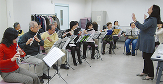 浦舟コミュニティハウスで練習するメンバー