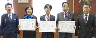 左から中野署長、芳垣さん、富沢さん、武藤局長、永池支店長