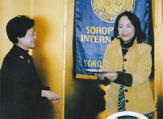 増田会長（左）が栗原理事長に寄付金を手渡した