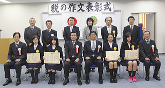 金子さん（前列左から３人目）ら受賞者の一部