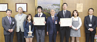笹島君（左から４人目）ら生徒３人が山口区長（中央）を訪問