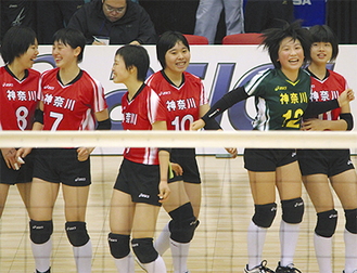試合で笑顔を見せる代表メンバー（永田中学校提供）（右から三浦さん、稲岡さん、一人おいて長尾さん）