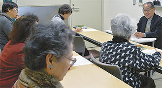 渡辺会長（写真右）の講義に耳を傾ける参加者