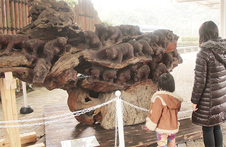 ズーラシア入口に置かれた木彫り熊