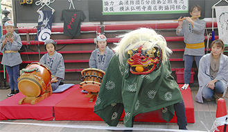 獅子舞が登場した弘明寺町っ子囃子の演奏