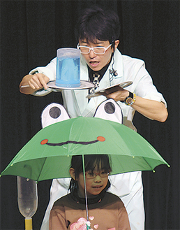 子どもに傘を持たせた表面張力の実験