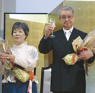 多くの人に祝福された安藤さん（右）と妻の郁子さん