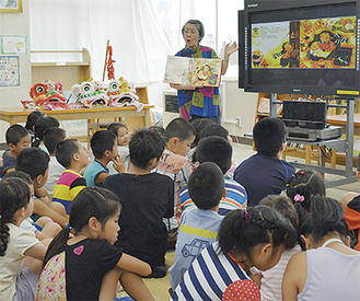 中国の絵本に聞き入る児童