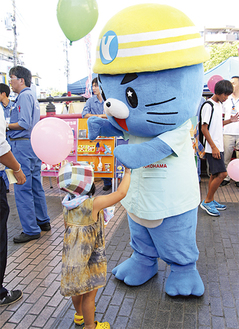 横浜建設業協会のマスコット「ケンジロー」も参加し、子どもに風船を配布した