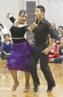 華麗な踊りを披露した小嶋さん(右)と盛田さん