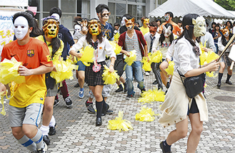 仮装ダンスを披露する横浜国際校生