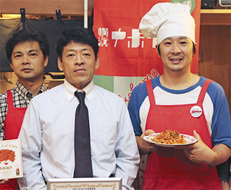 商品を認定した田中会長（右）と横濱屋本舗の小島さん（中央）