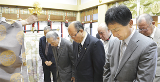 祈りを捧げる田邊理事長（前列中央）ら関係者