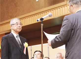 佐々木会頭(右)から表彰状を受け取る日本濾水機工業の橋本祐二会長
