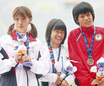 表彰式で銀メダルを掛ける加藤さん（左）写真提供・本人