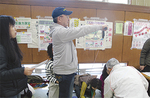 六ツ川地区の祭りで健康測定を行う参加者