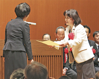 林市長（左）から賞状を受け取る竹川センター長