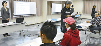講師の作田さん（左）と目標を発表するランナー