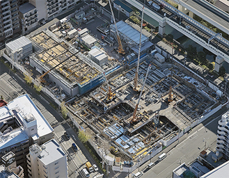 上空から見た新庁舎建設現場。手前が区役所・公会堂棟（写真提供・横浜市、2014年12月撮影）