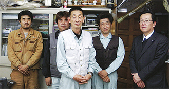 中島区長（右）が訪問（中央が平岡社長、昨年12月）