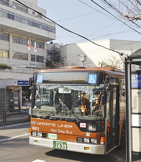 現庁舎前を通る神奈中バス