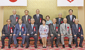 林文子市長（中央）や中島泰雄区長（後列右端）らと記念撮影する南区の表彰者