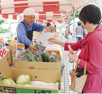 「横濱屋」の野菜を購入する買物客