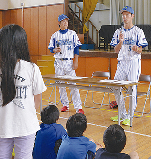児童の質問に答える小杉選手（右）と平田選手