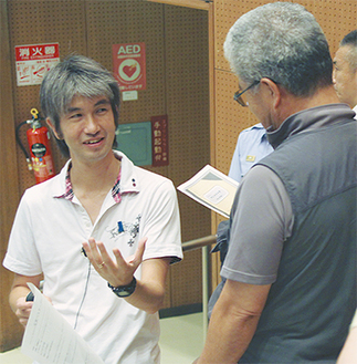 参加者と話し合う茂木さん（左）