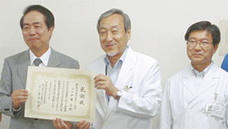 （左から）伊藤会長、康井総長、山下病院長