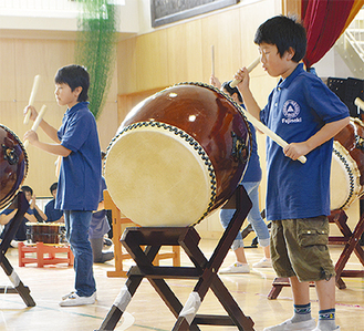 和太鼓演奏を披露する児童