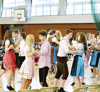 踊りを披露するドイツの生徒