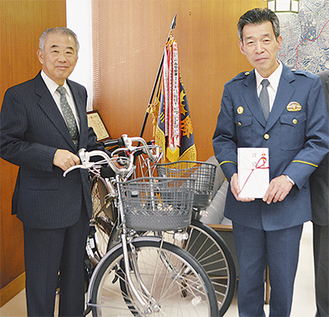 自転車を贈った橋本会長（左）と中野署長