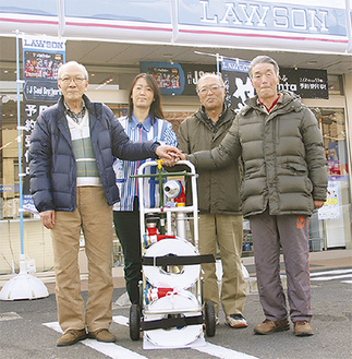 左から町会会防災部長の杉本辰美さん、小泉店長、市川会長、鈴木利一副会長