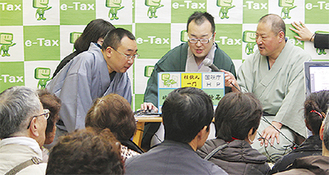 申告書を作成する左から歌若さん、枝太郎さん、歌助さん