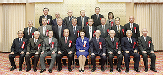 林市長（前列中央）と表彰者