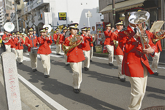 お三の宮通りで行進する横浜消防音楽隊