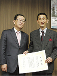 中島泰雄区長（当時、左）と平岡社長