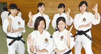 （前列右から時計回りに）林さん、山野井さん、川口さん、小林さん、小泉さん、藤本さん