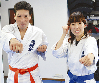 「突き」のポーズをとる有士さん（左）と京子さん