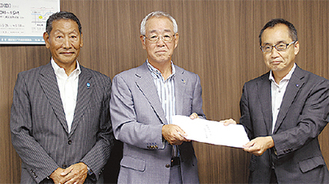 大木区長（右）に要望書を手渡す笠原支部長（中央）と斎藤副支部長