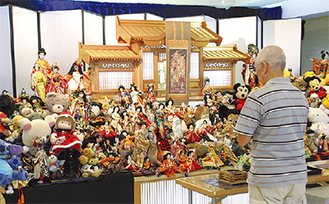 祭壇に並べられた人形