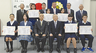 表彰式後に賞状を手にする入選者ら。前列右から３人目が新井会長