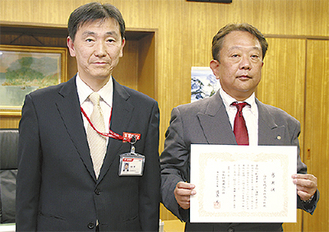 佐藤局長（左）から感謝状を受け取る倉澤社長