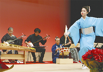 大澤会長（左）の演奏に太鼓、舞踊も加わった